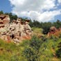 À proximité du village, une curiosité géologique locale, la « vallée des Saints » : dans la terre rouge, l'érosion a créé de curieuses formations de couleur ocre qu'on appelle « cheminées de fées ».